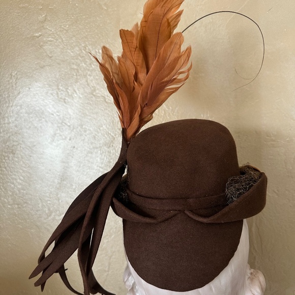 AMAZING 1940s\' BROWN FELT HAT - FEATHERED BRIM + TALL FEATHERS AND FELT STRIPS main image 6